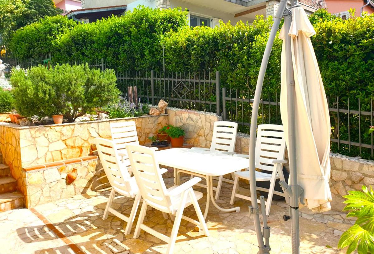 Istria, Rovigno, casa nel boschetto vicino al mare, parcheggio, 6 appartamenti