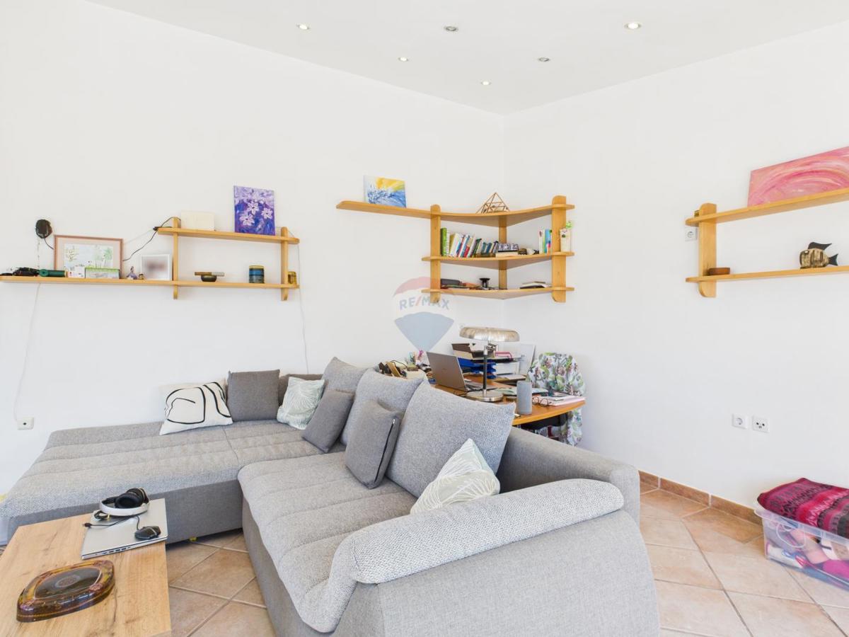 Istria, Rovigno, casa nel boschetto vicino al mare, parcheggio, 6 appartamenti