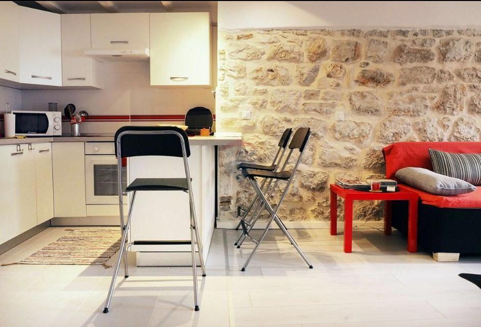 Istria, Rovigno, centro, strada tranquilla, appartamento completamente ristrutturato e arredato di 42 m²