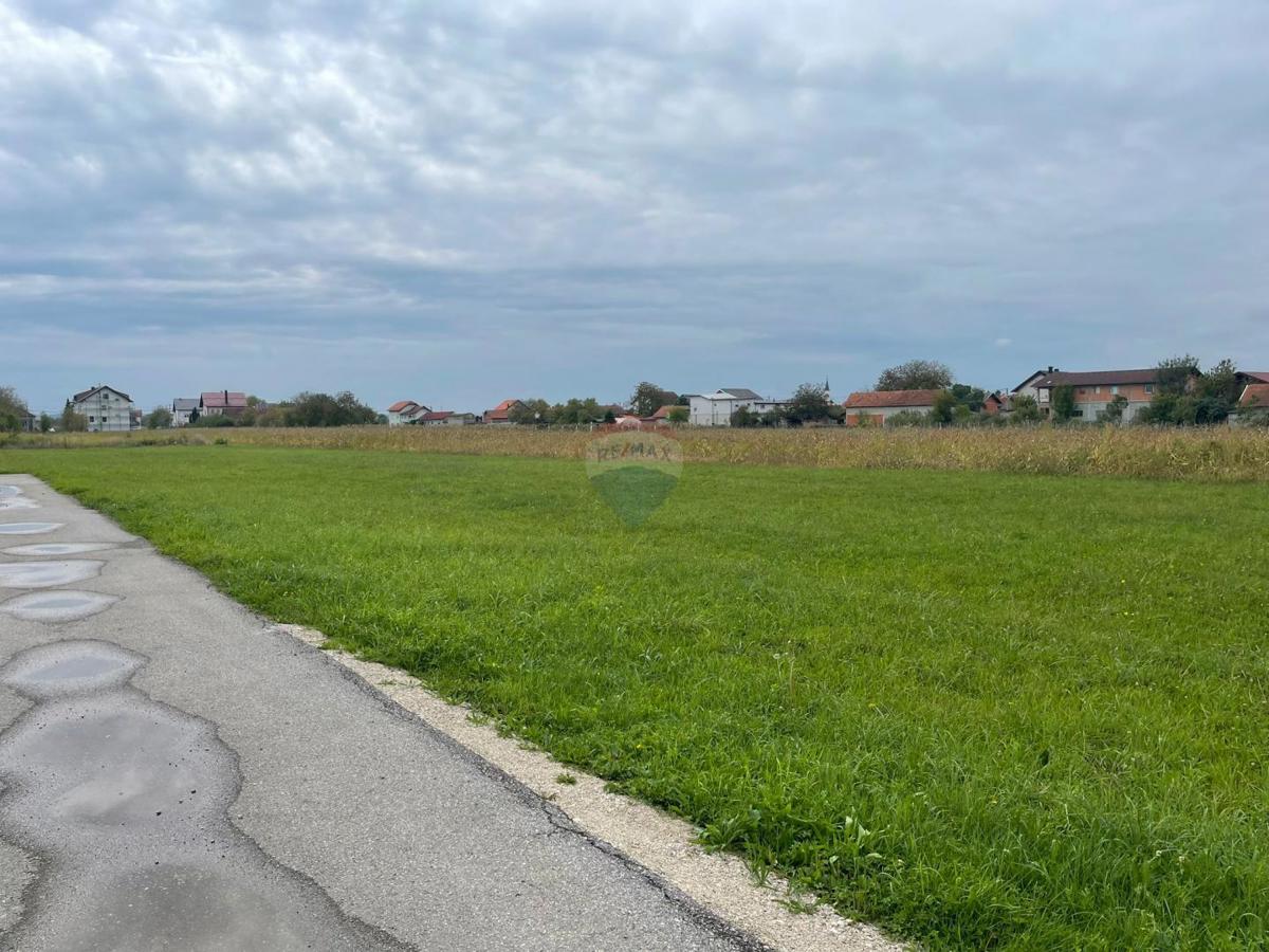 Terreno edificabile Odranski Obrež, Brezovica, 700m2