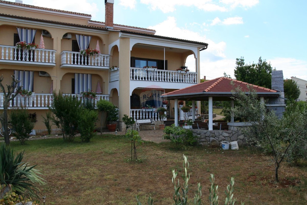 Malinska, Island of Krk, beautiful villa with a large garden, two garages and sea views!