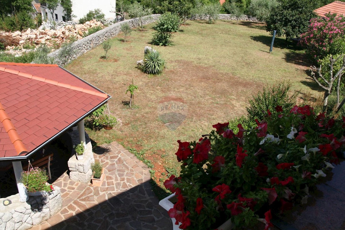 Malinska, Island of Krk, beautiful villa with a large garden, two garages and sea views!