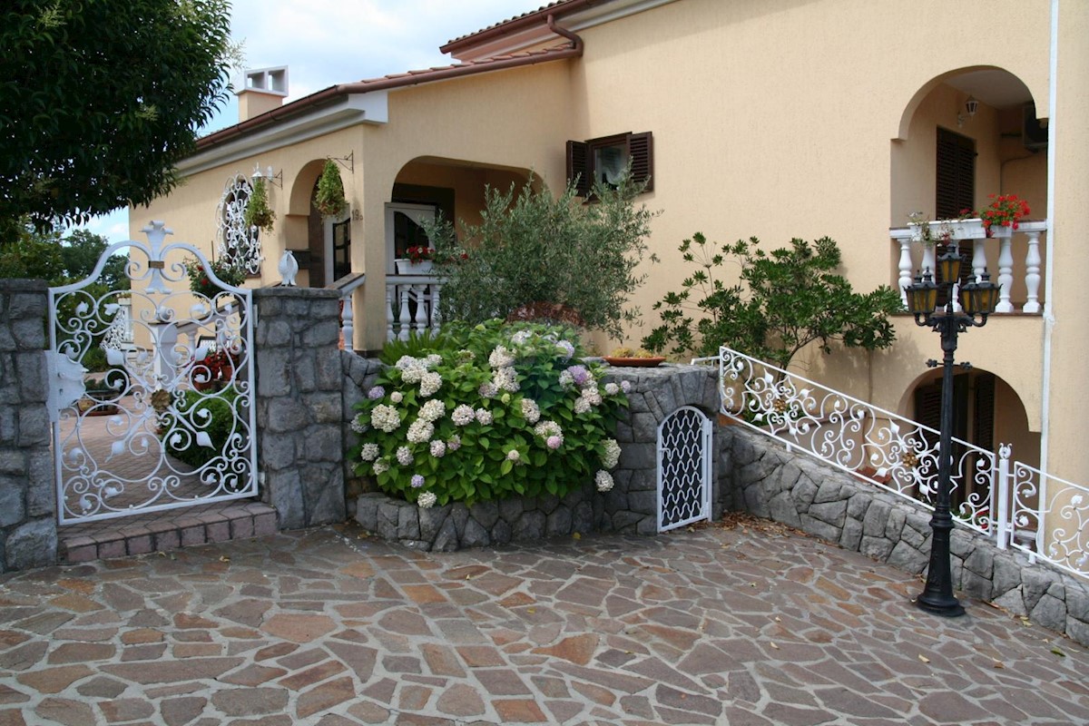 Malinska, Island of Krk, beautiful villa with a large garden, two garages and sea views!