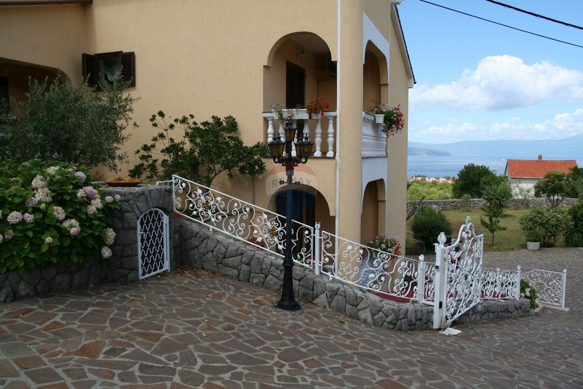 Malinska, Island of Krk, beautiful villa with a large garden, two garages and sea views!