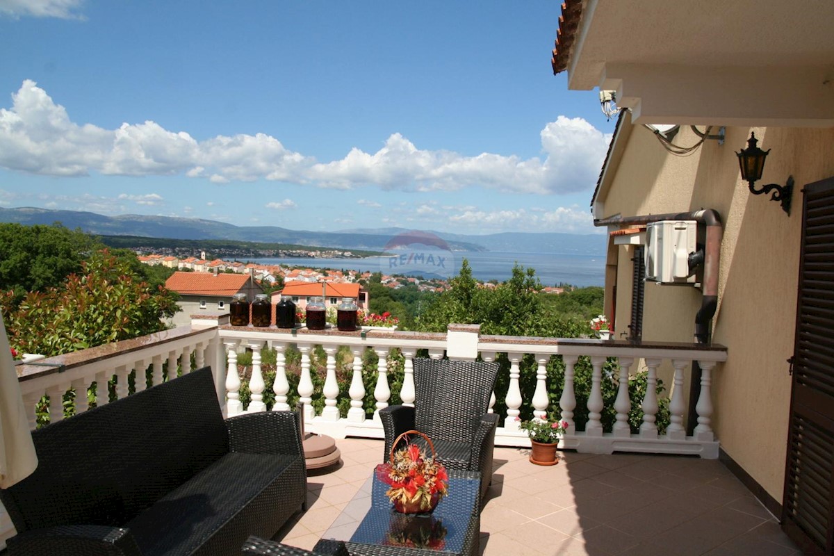 Malinska, Island of Krk, beautiful villa with a large garden, two garages and sea views!