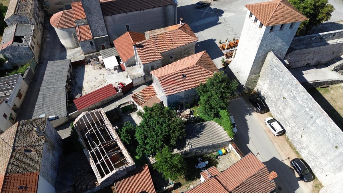 ISTRIA, SVETVINČENAT - Casa storica con cortile vicino al Castello
