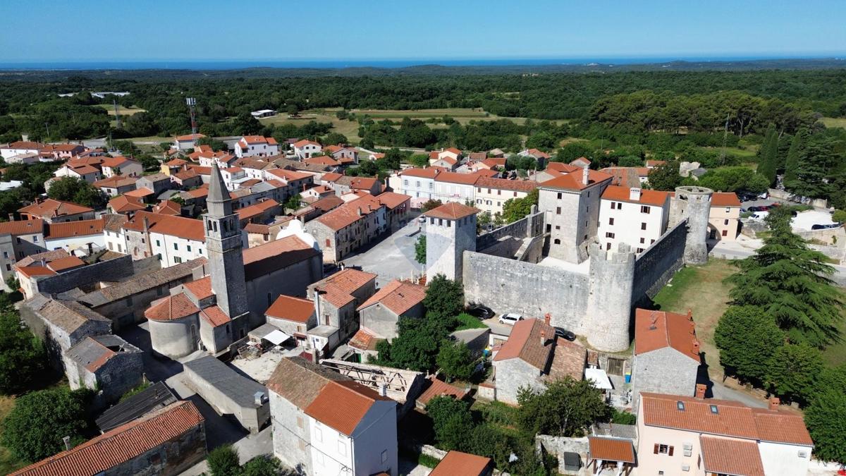 ISTRIA, SVETVINČENAT - Casa storica con cortile vicino al Castello