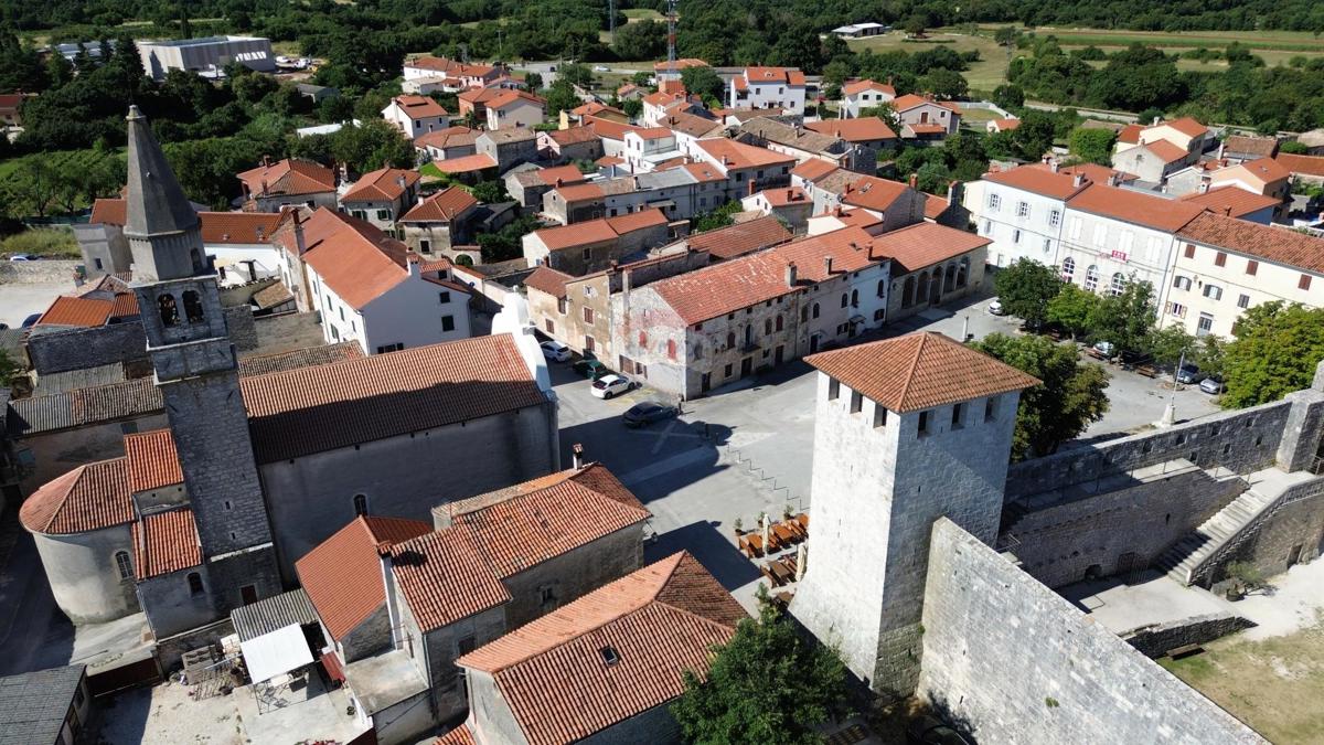 ISTRIA, SVETVINČENAT - Casa storica con cortile vicino al Castello