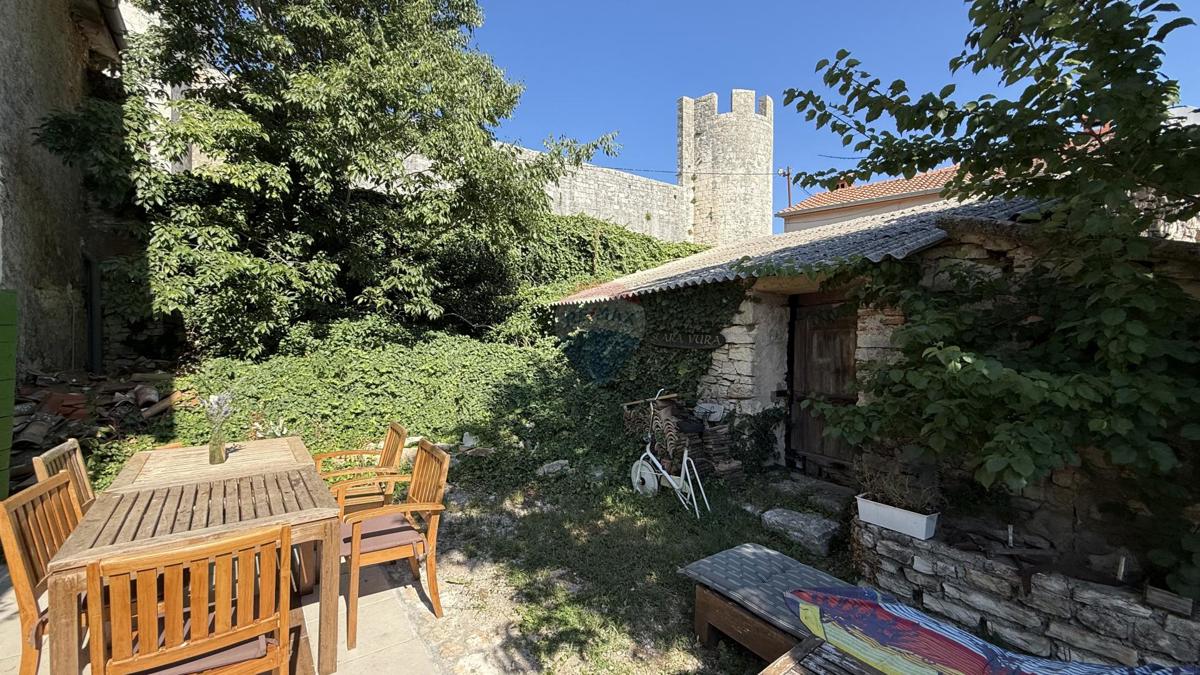 ISTRIA, SVETVINČENAT - Casa storica con cortile vicino al Castello