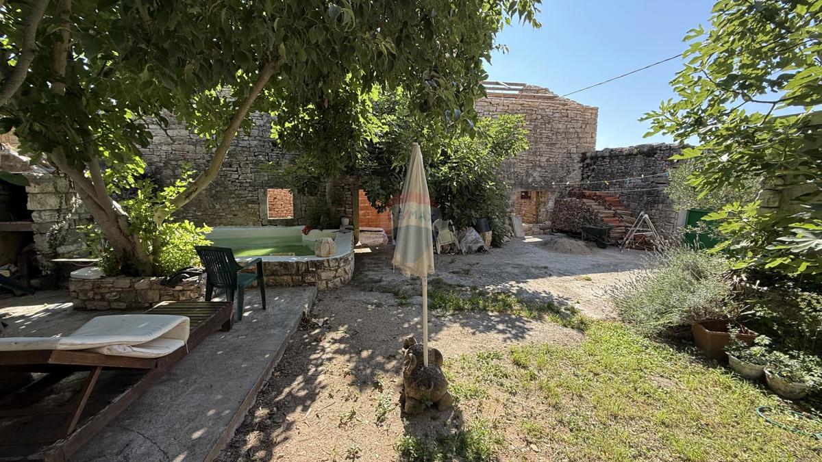 ISTRIA, SVETVINČENAT - Casa storica con cortile vicino al Castello
