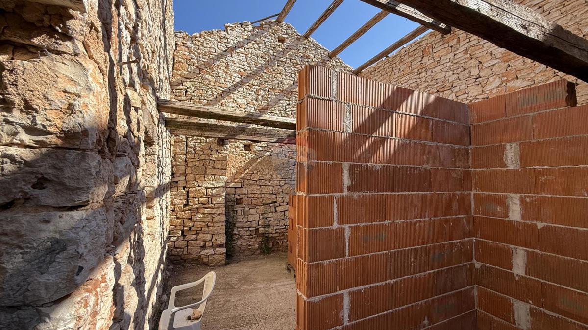 ISTRIA, SVETVINČENAT - Casa storica con cortile vicino al Castello