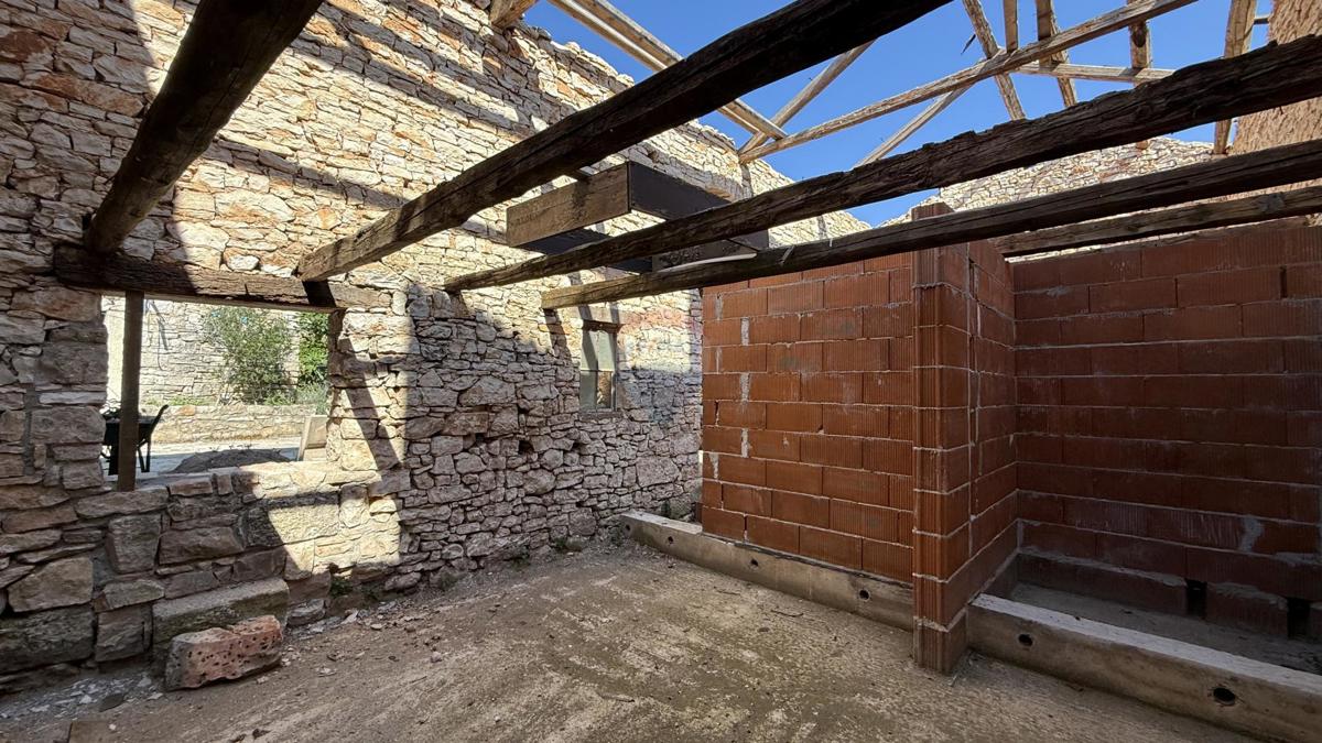 ISTRIA, SVETVINČENAT - Casa storica con cortile vicino al Castello
