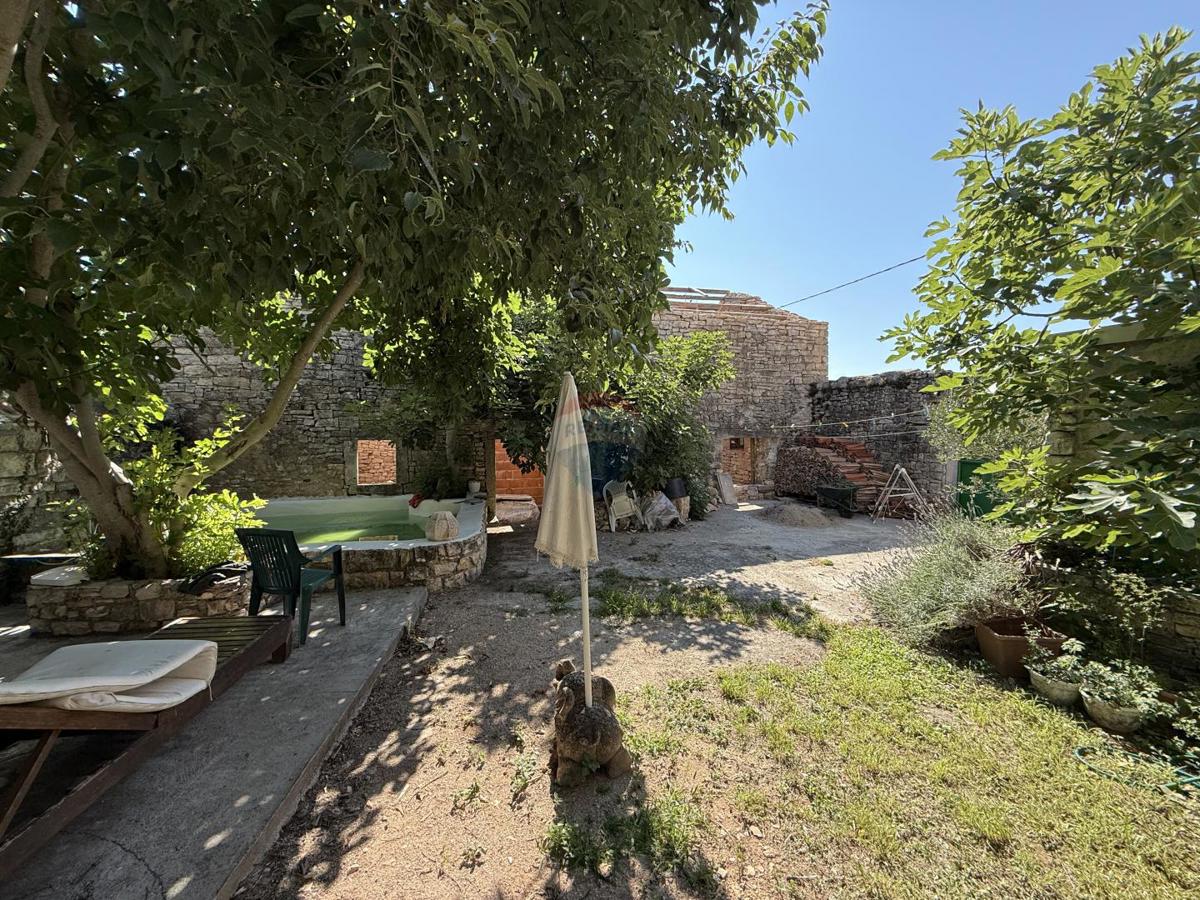 ISTRIA, SVETVINČENAT - Casa storica con cortile vicino al Castello