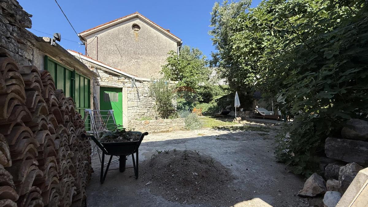 ISTRIA, SVETVINČENAT - Casa storica con cortile vicino al Castello