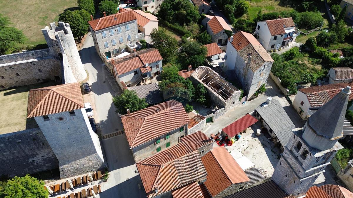 ISTRIA, SVETVINČENAT - Casa storica con cortile vicino al Castello