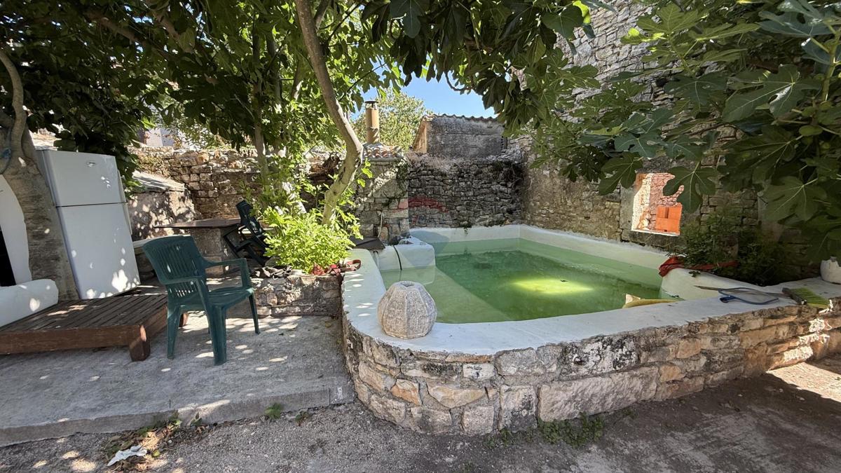 ISTRIA, SVETVINČENAT - Casa storica con cortile vicino al Castello