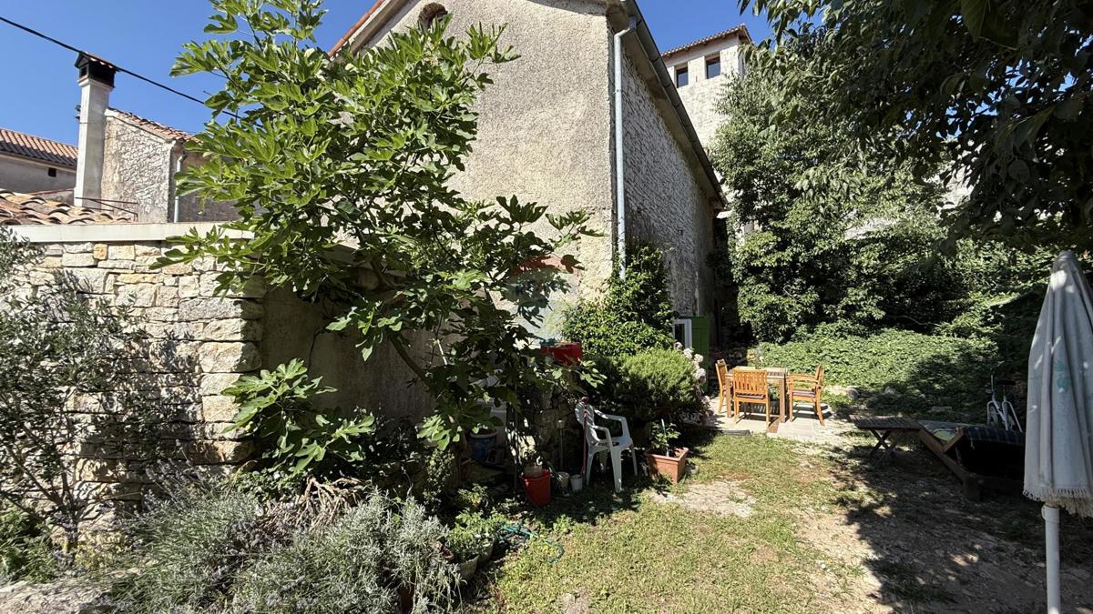 ISTRIA, SVETVINČENAT - Casa storica con cortile vicino al Castello