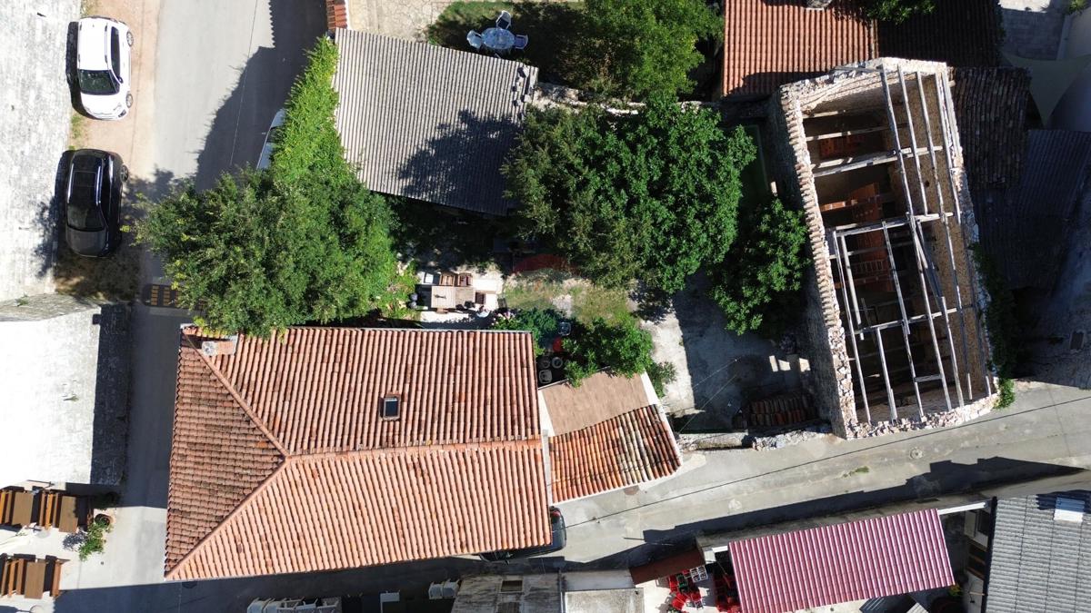 ISTRIA, SVETVINČENAT - Casa storica con cortile vicino al Castello