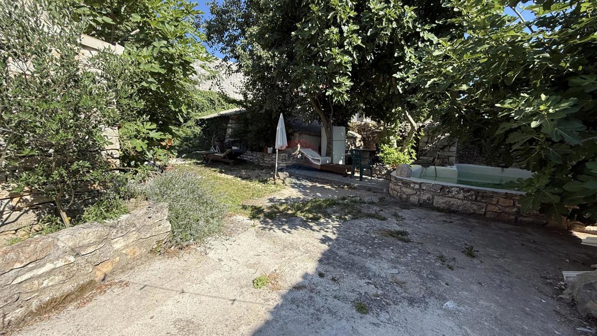 ISTRIA, SVETVINČENAT - Casa storica con cortile vicino al Castello