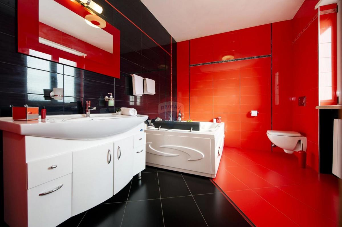 Istria, Rovigno – 7 km, Villa di lusso, zona tranquilla – Terreno 1719 m²