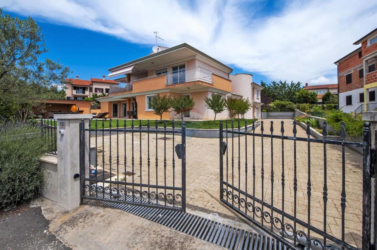 Istria, Rovigno – 7 km, Villa di lusso, zona tranquilla – Terreno 1719 m²