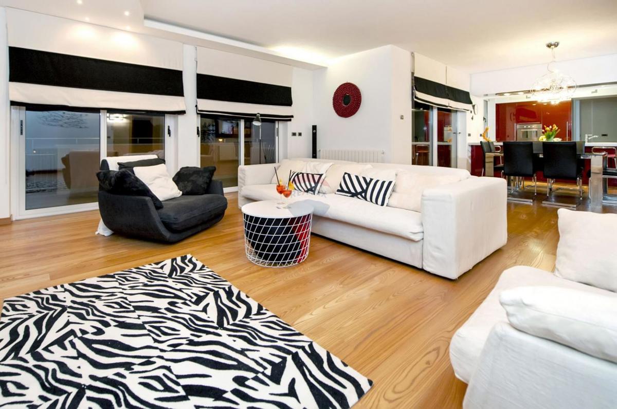 Istria, Rovigno – 7 km, Villa di lusso, zona tranquilla – Terreno 1719 m²