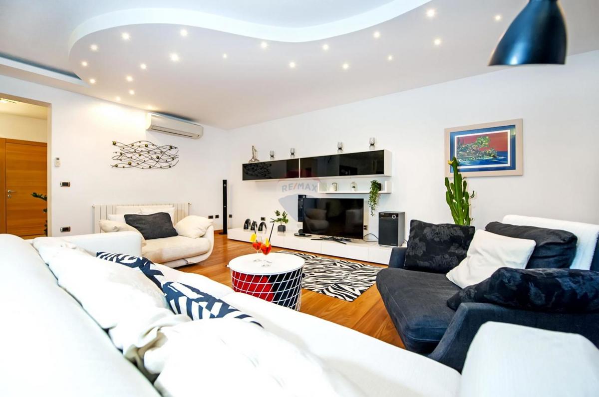 Istria, Rovigno – 7 km, Villa di lusso, zona tranquilla – Terreno 1719 m²