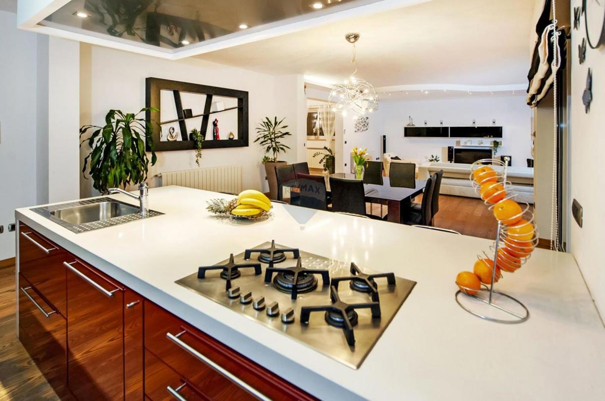 Istria, Rovigno – 7 km, Villa di lusso, zona tranquilla – Terreno 1719 m²