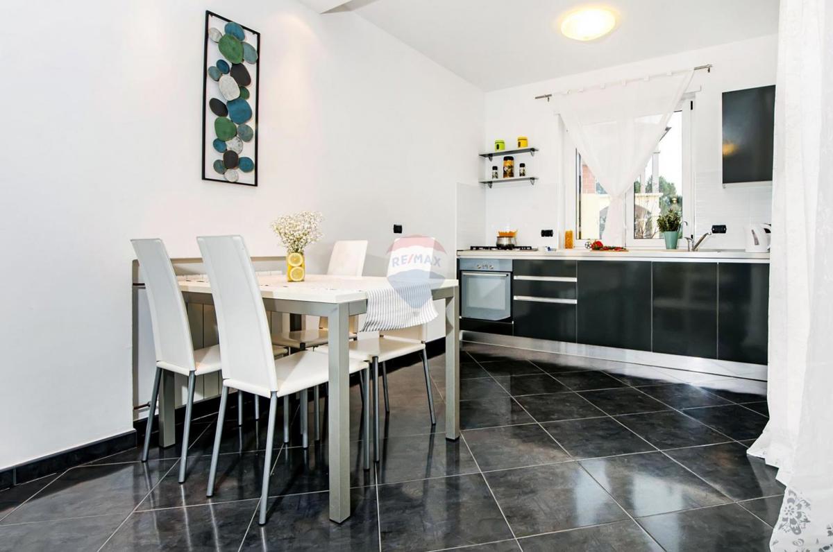 Istria, Rovigno – 7 km, Villa di lusso, zona tranquilla – Terreno 1719 m²