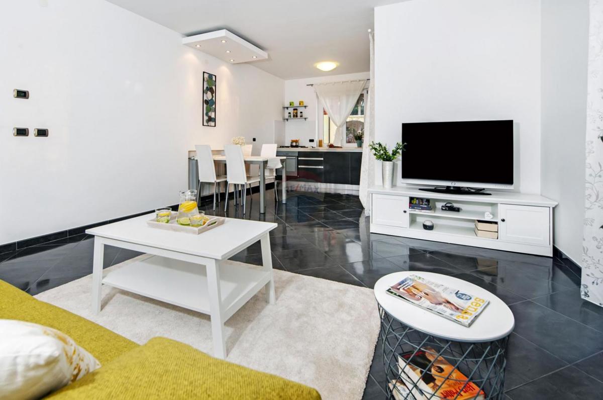 Istria, Rovigno – 7 km, Villa di lusso, zona tranquilla – Terreno 1719 m²