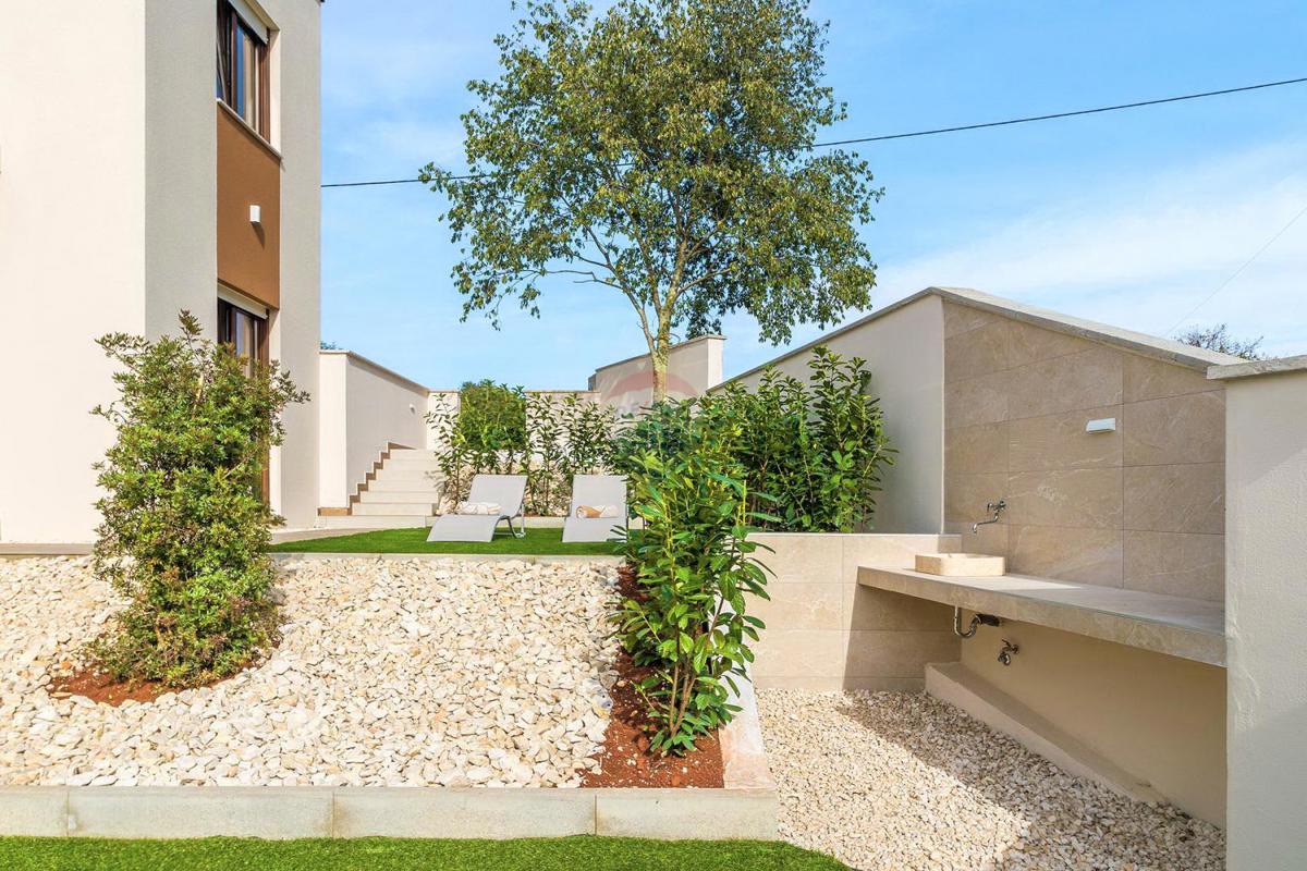 ISTRIA, SVETVINČENAT – Moderna casa bifamiliare con piscina