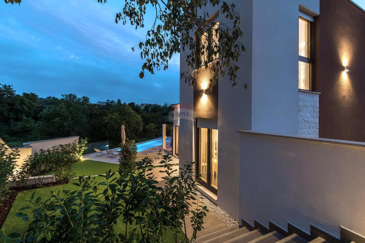 ISTRIA, SVETVINČENAT – Moderna casa bifamiliare con piscina