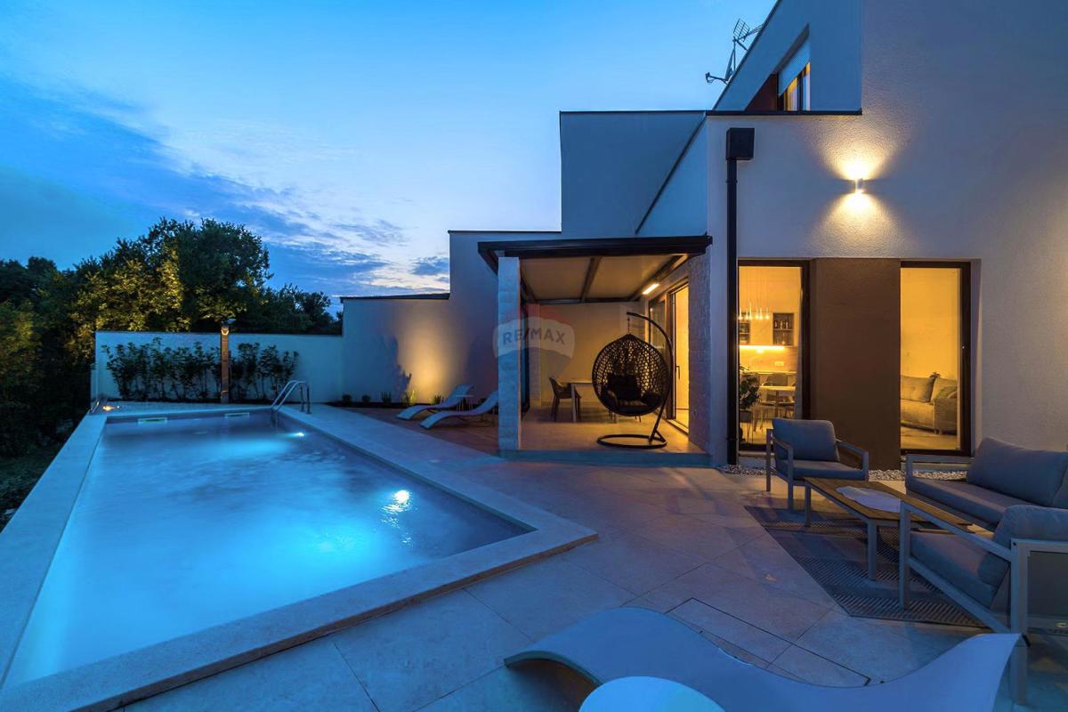 ISTRIA, SVETVINČENAT – Moderna casa bifamiliare con piscina