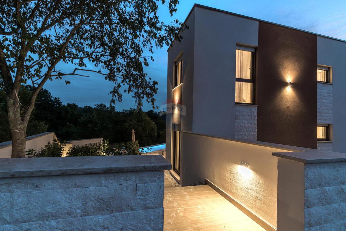 ISTRIA, SVETVINČENAT – Moderna casa bifamiliare con piscina