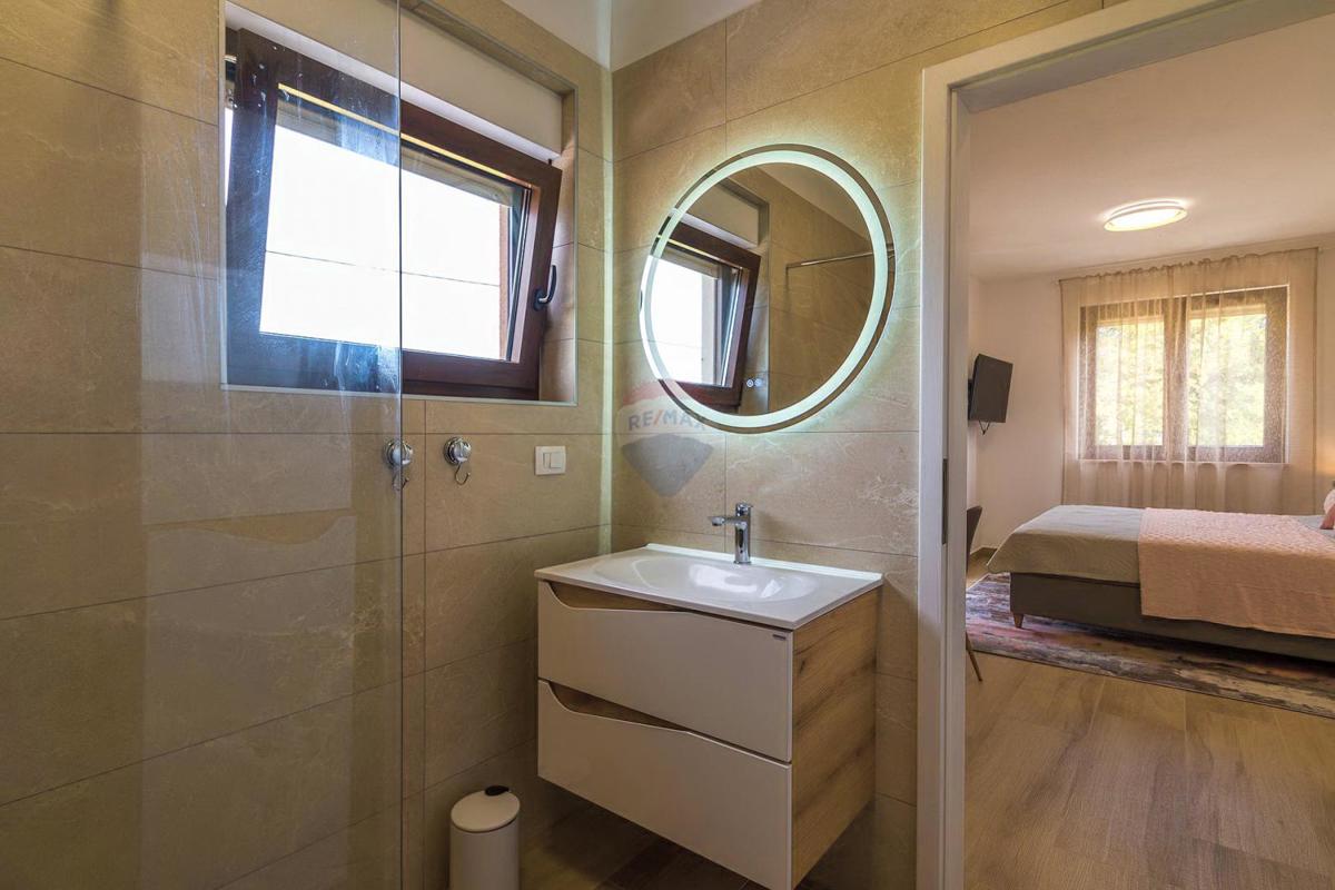 ISTRIA, SVETVINČENAT – Moderna casa bifamiliare con piscina
