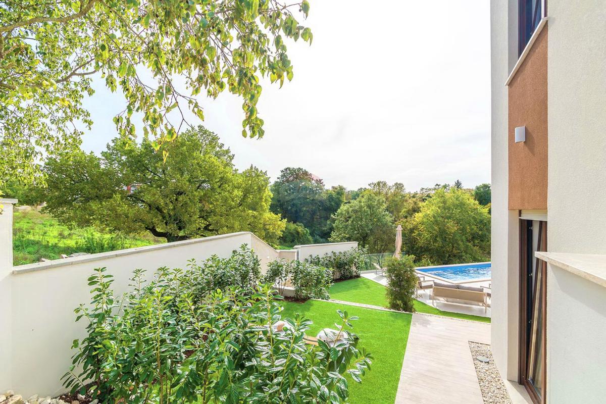 ISTRIA, SVETVINČENAT – Moderna casa bifamiliare con piscina