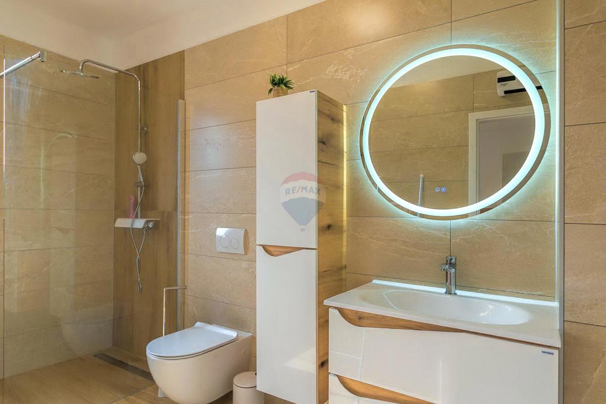 ISTRIA, SVETVINČENAT – Moderna casa bifamiliare con piscina