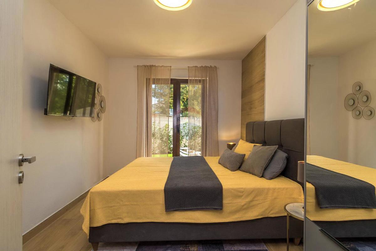 ISTRIA, SVETVINČENAT – Moderna casa bifamiliare con piscina