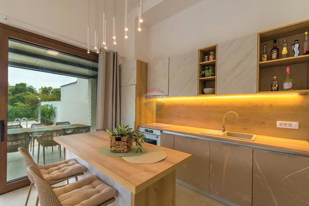 ISTRIA, SVETVINČENAT – Moderna casa bifamiliare con piscina