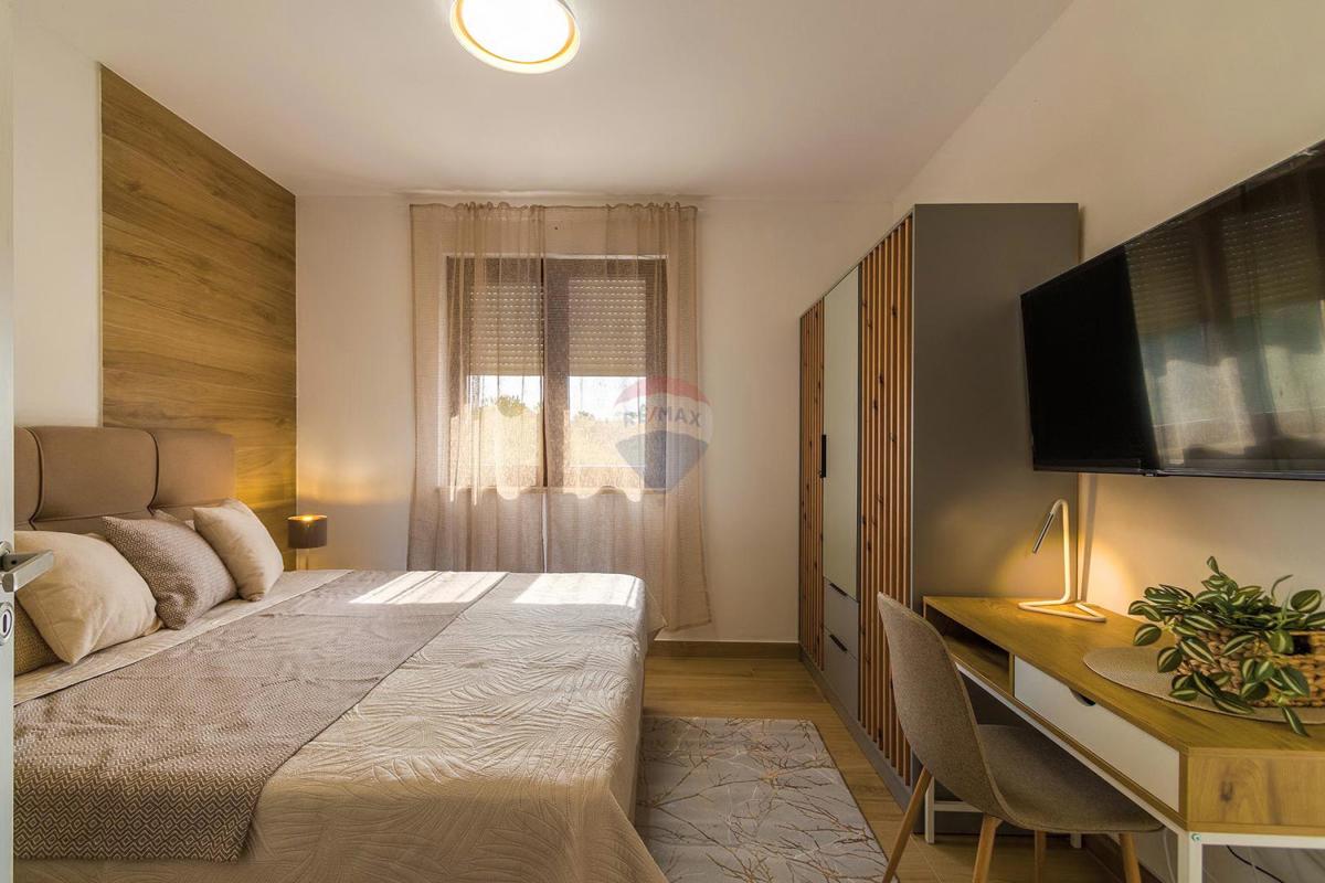 ISTRIA, SVETVINČENAT – Moderna casa bifamiliare con piscina