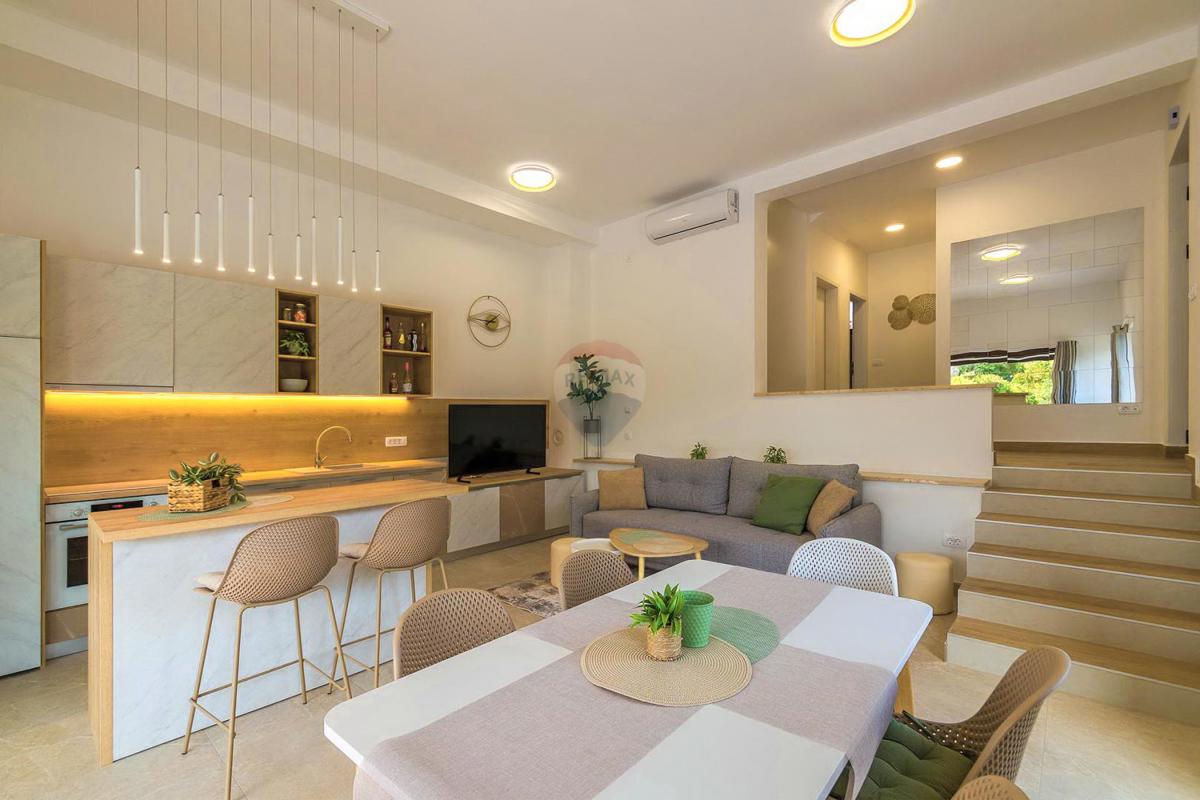 ISTRIA, SVETVINČENAT – Moderna casa bifamiliare con piscina