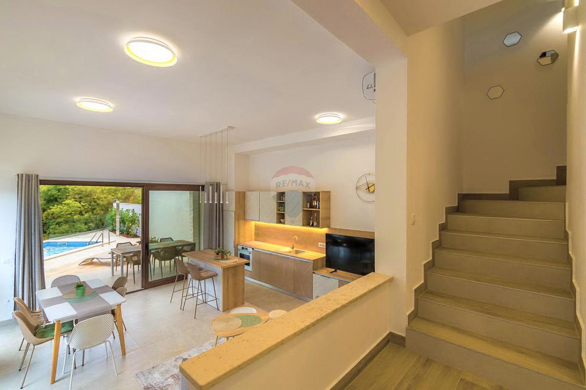 ISTRIA, SVETVINČENAT – Moderna casa bifamiliare con piscina