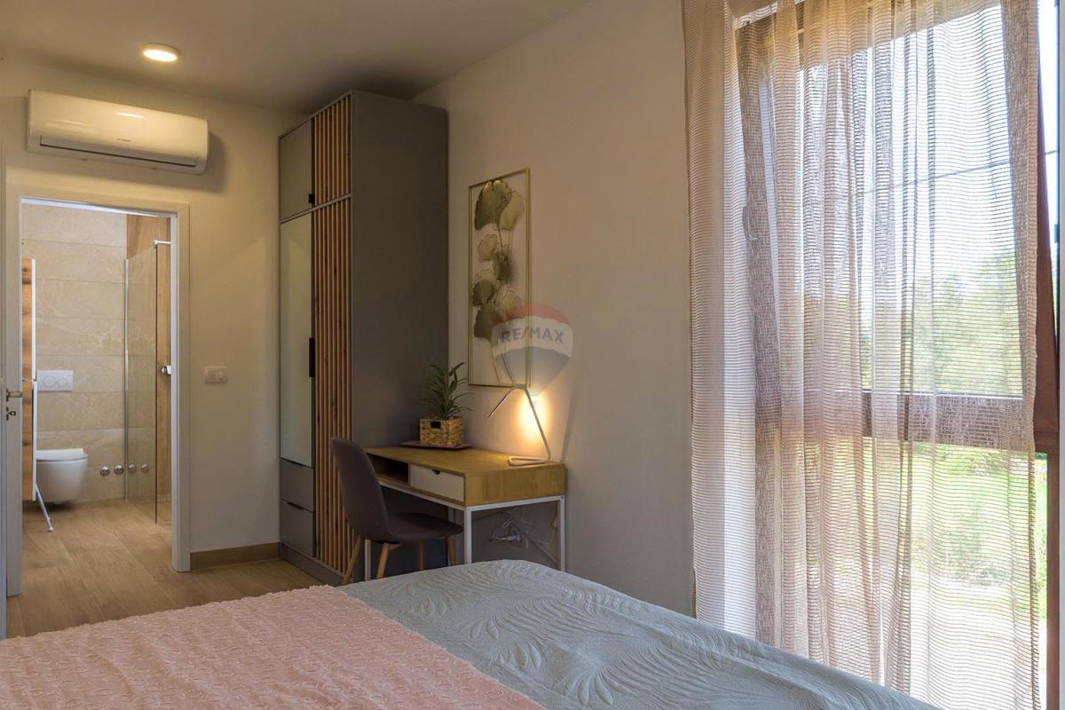 ISTRIA, SVETVINČENAT – Moderna casa bifamiliare con piscina