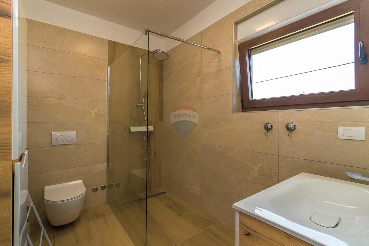 ISTRIA, SVETVINČENAT – Moderna casa bifamiliare con piscina