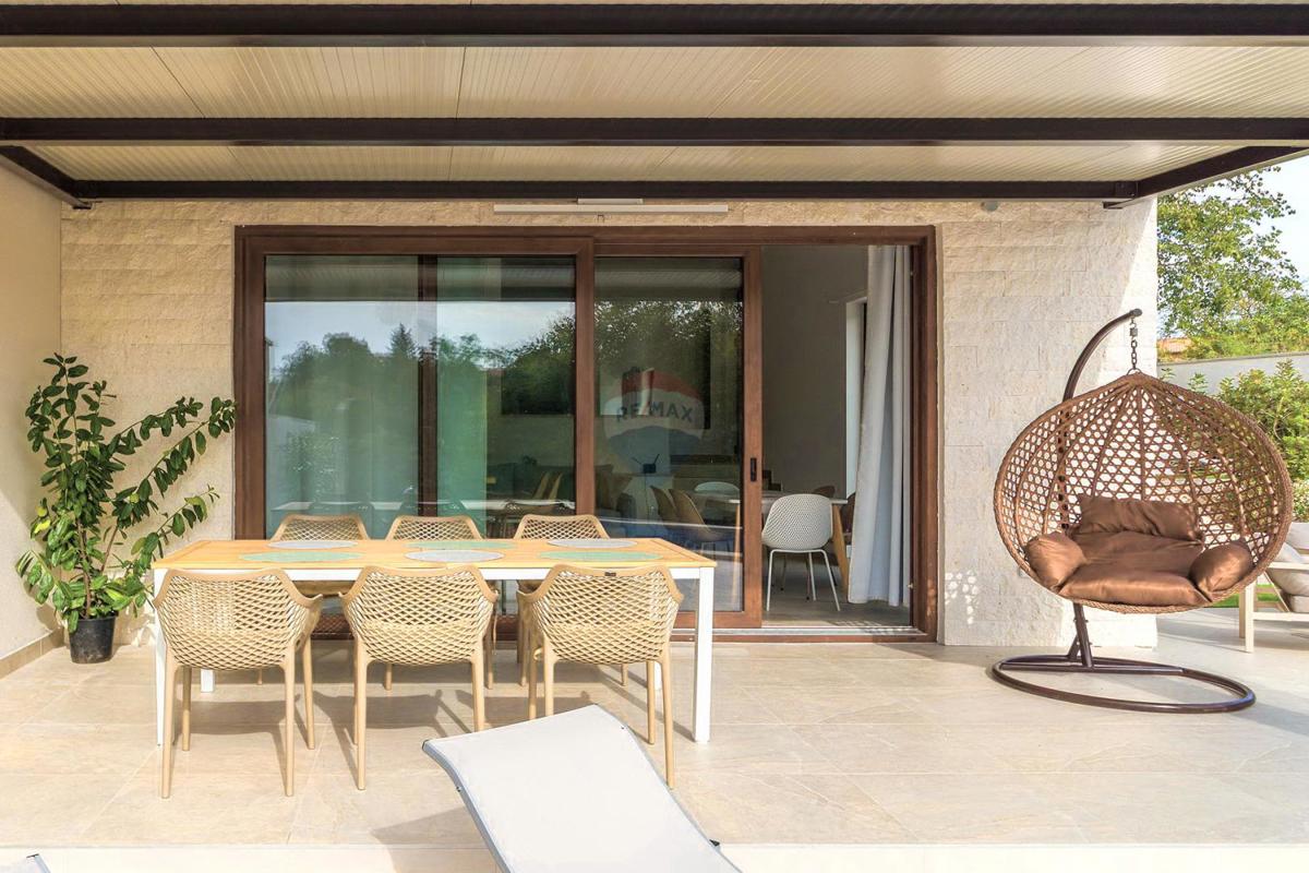 ISTRIA, SVETVINČENAT – Moderna casa bifamiliare con piscina