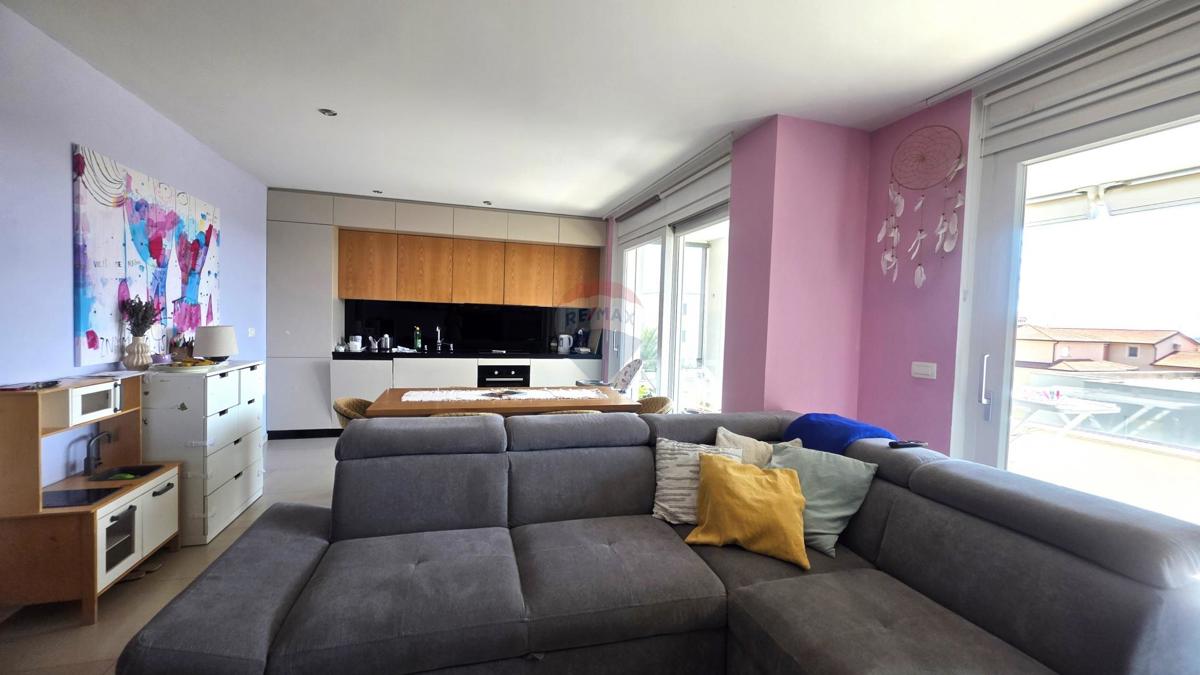 Istria, Novigrad – Ampio appartamento familiare con vista mare