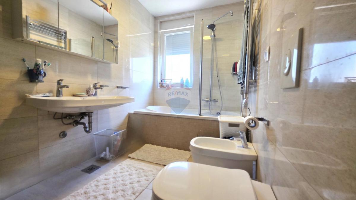 Istria, Novigrad – Ampio appartamento familiare con vista mare