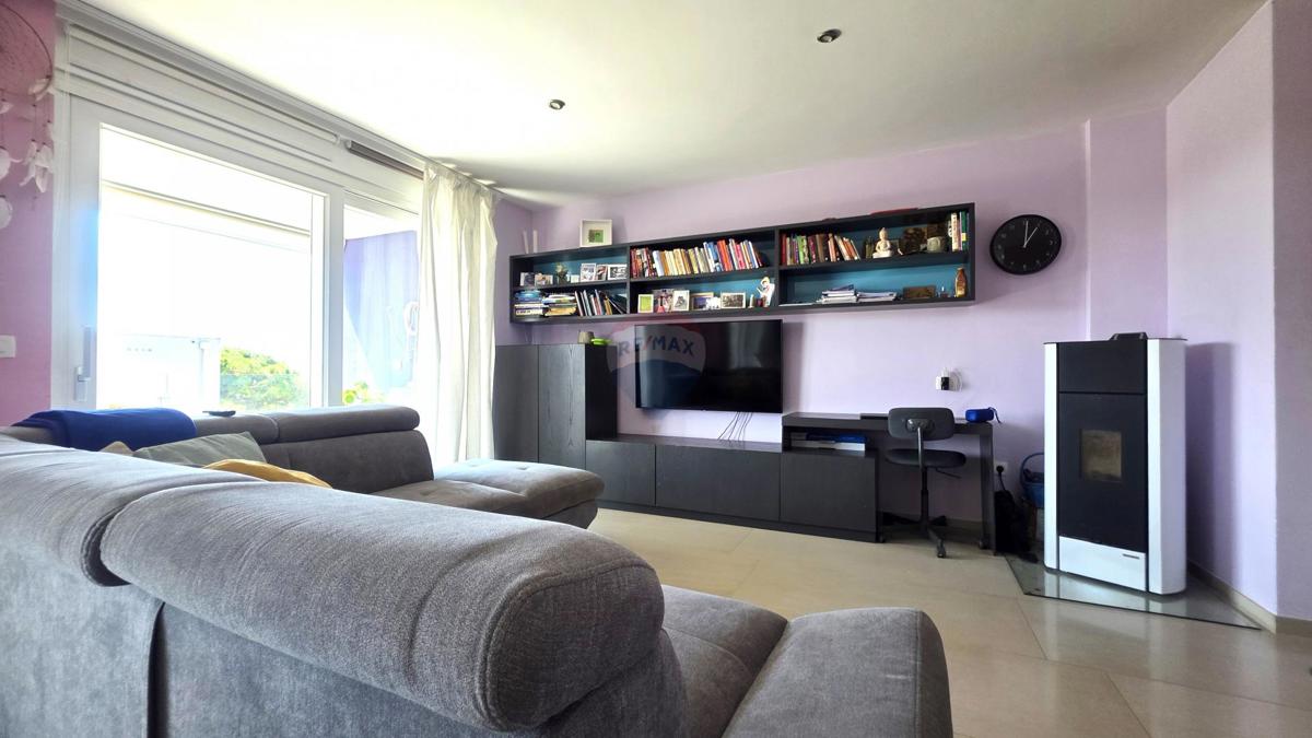 Istria, Novigrad – Ampio appartamento familiare con vista mare
