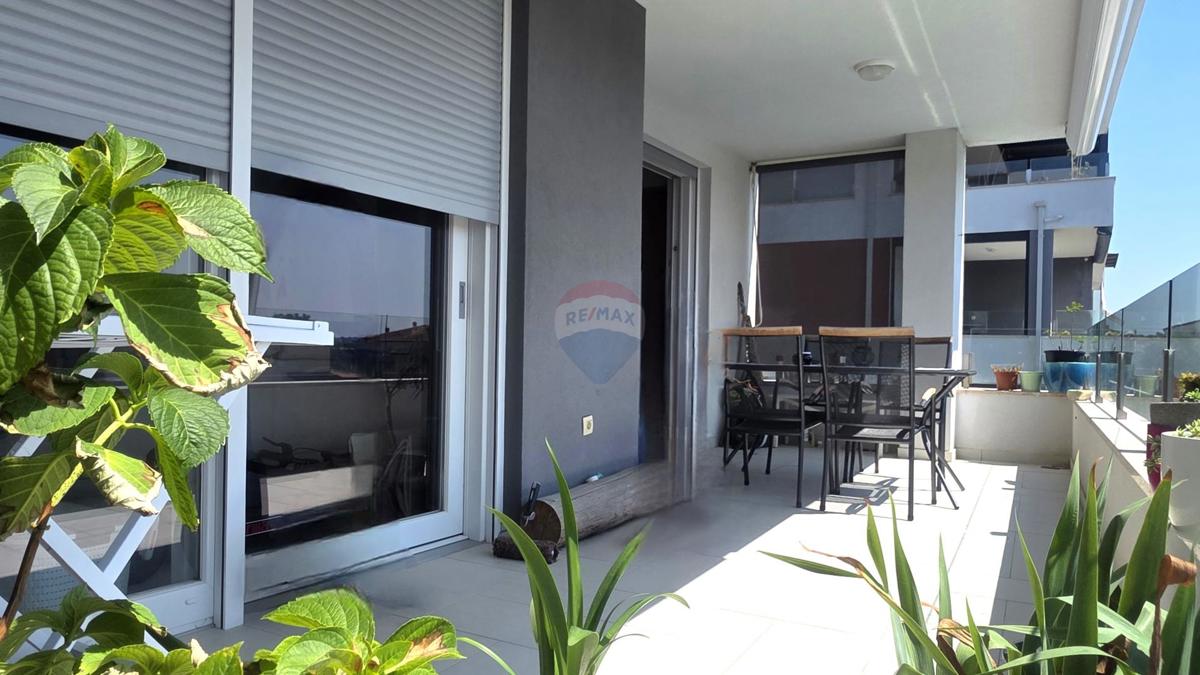 Istria, Novigrad – Ampio appartamento familiare con vista mare