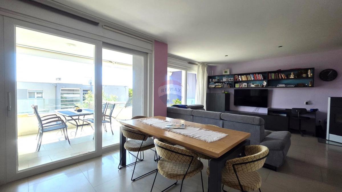 Istria, Novigrad – Ampio appartamento familiare con vista mare